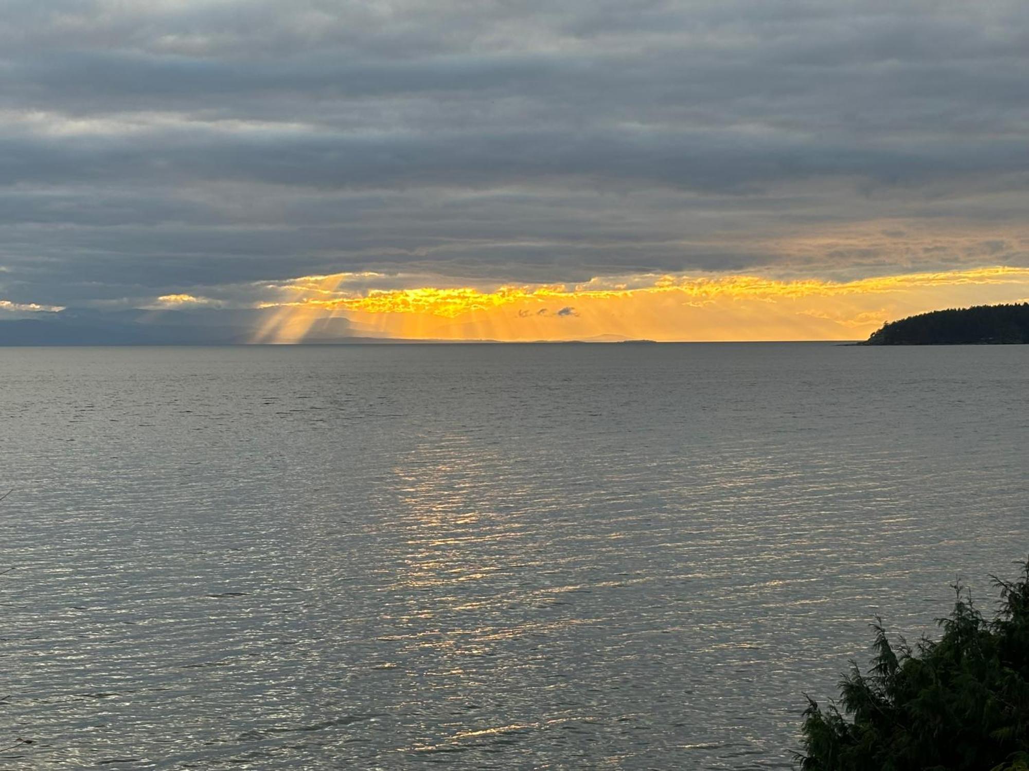 Homestay Hideaway Sea To Sky Loft Sechelt