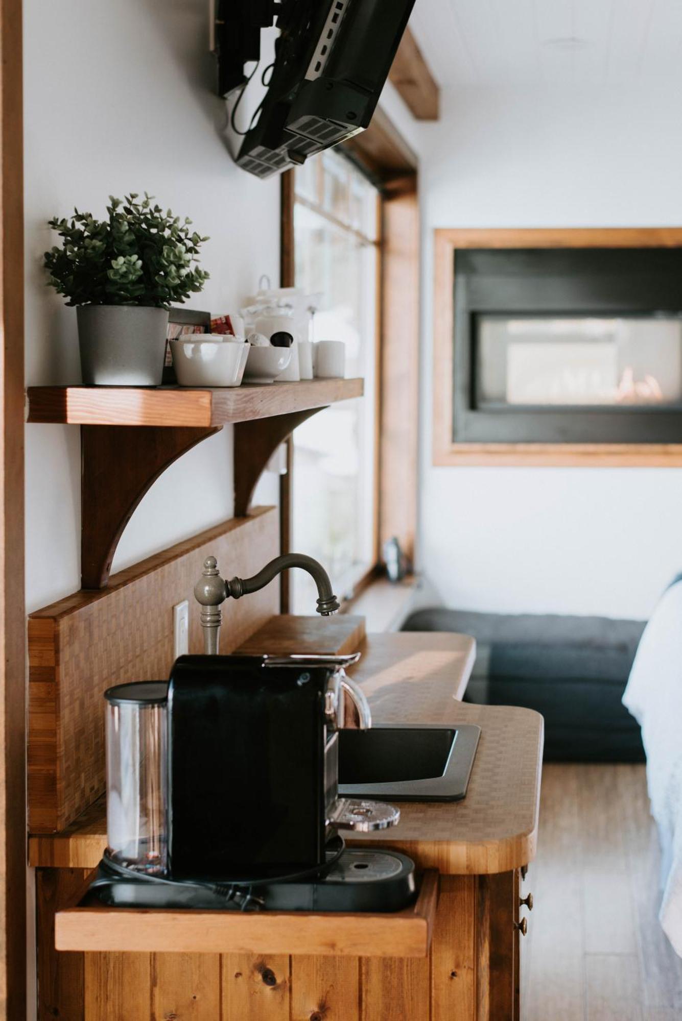 Hideaway Sea To Sky Loft Homestay Sechelt