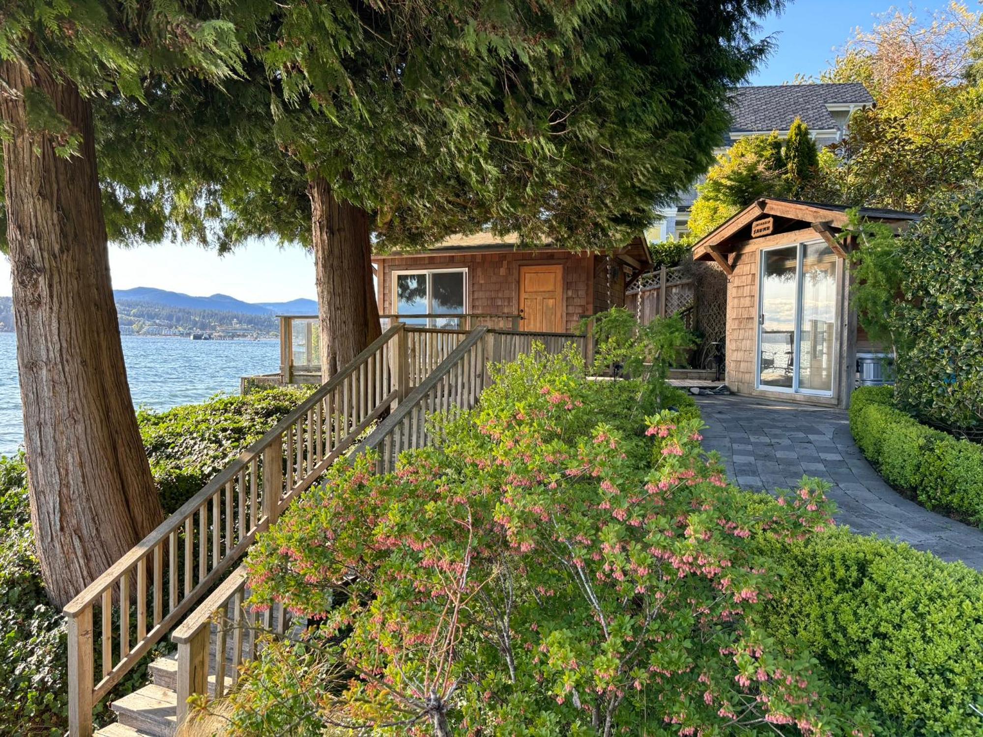 Hideaway Sea To Sky Loft Homestay *